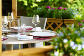 Un déjeuner au milieu du jardin, c’est possible aux Jardins d’Anaïs. (Photo: Primatt Photography)
