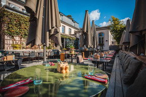 La terrasse se situe à l’arrière de la maison. (Photo: Um Plateau)
