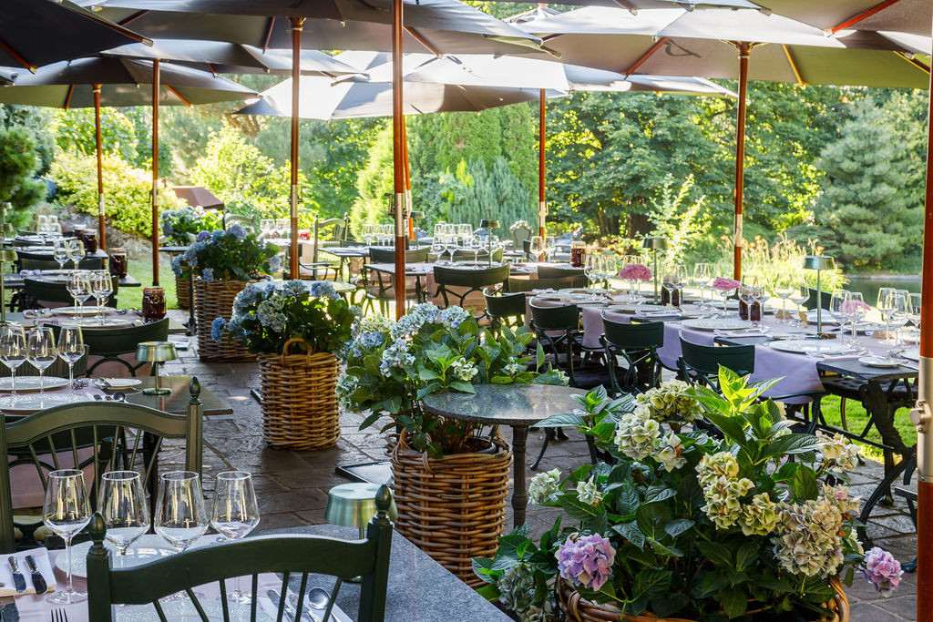 La terrasse du Guillou Campagne est à la fois élégante et décontractée, très conviviale. (Photo: Diane Sellier)