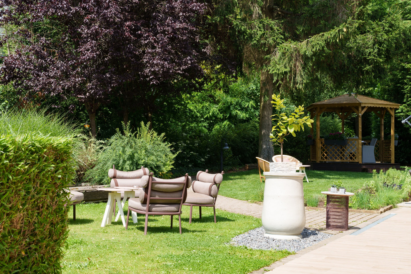 Dans le jardin, le salon attend les clients pour le café. (Photo: Primatt Photography)