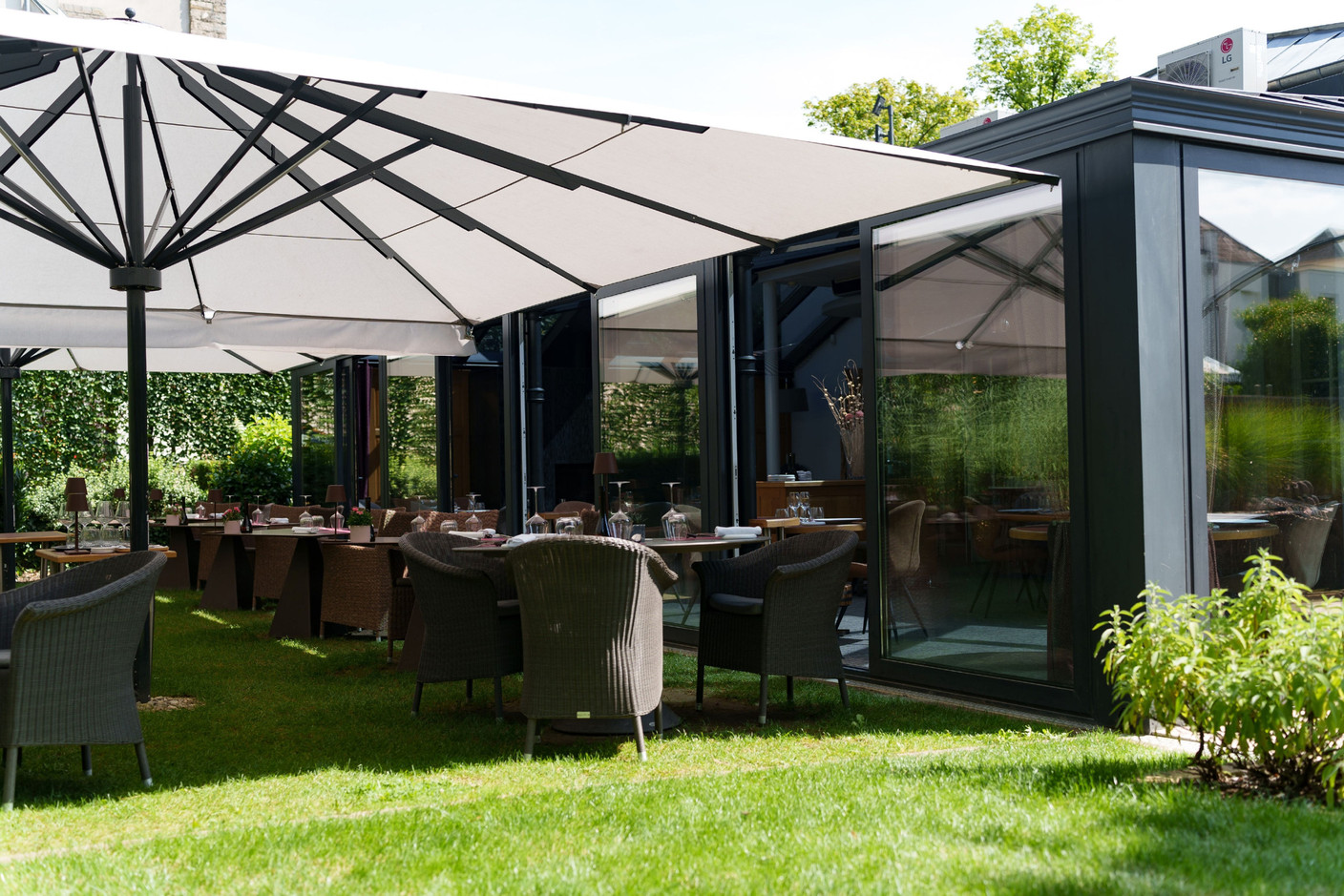 Les Jardins d’Anaïs disposent d’une terrasse dans le jardin de la maison qui accueille le restaurant. (Photo: Primatt Photography)