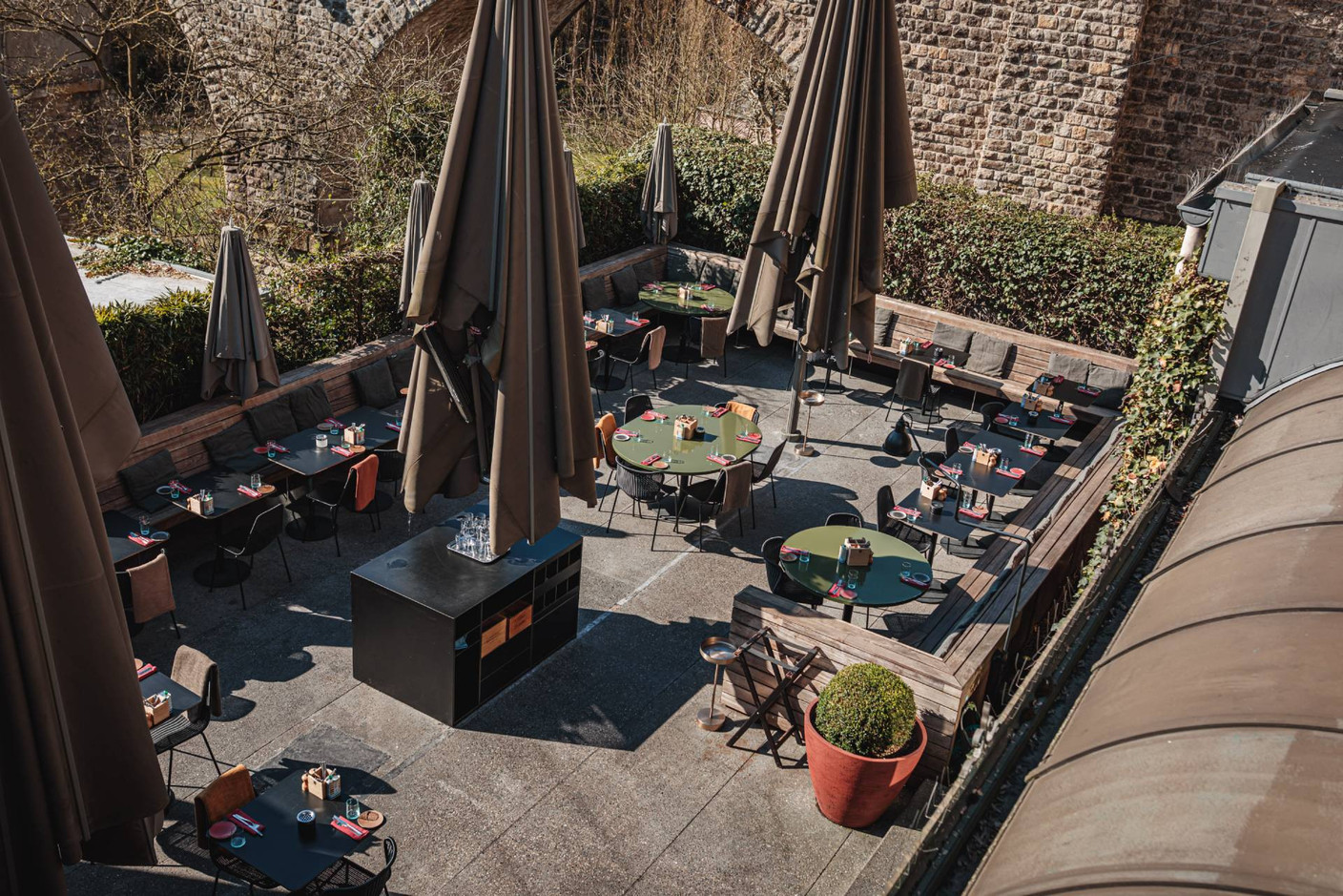 La terrasse d’Um Plateau fait partie des adresses bien connues, notamment pour sa cuisine de qualité et son ambiance souvent joyeuse. (Photo: Um Plateau)