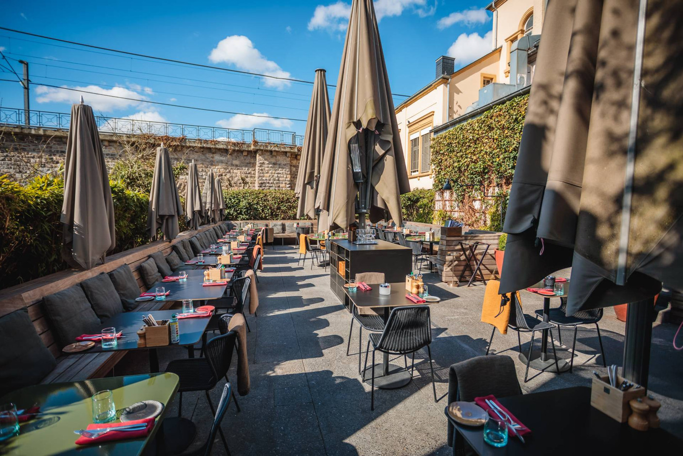 De taille généreuse, elle accueille de nombreux clients, attention donc à la proximité des tables pour les déjeuners d’affaires. (Photo: Um Plateau)