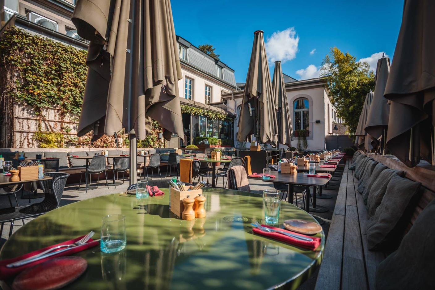 La terrasse se situe à l’arrière de la maison. (Photo: Um Plateau)