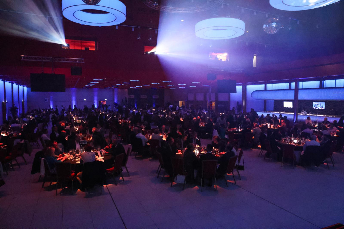 La soirée était l’occasion de participer à un diner assis, au Casino 2000 de Mondorf-les-Bains. (Photo: Eva Krins/Maison Moderne)