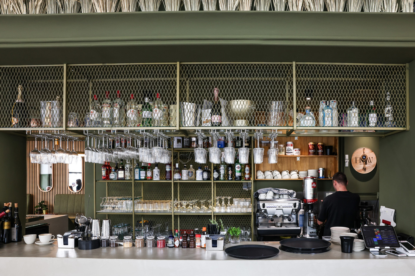 Un long comptoir accueille les clients. (Photo: Marie Russillo/Maison Moderne)