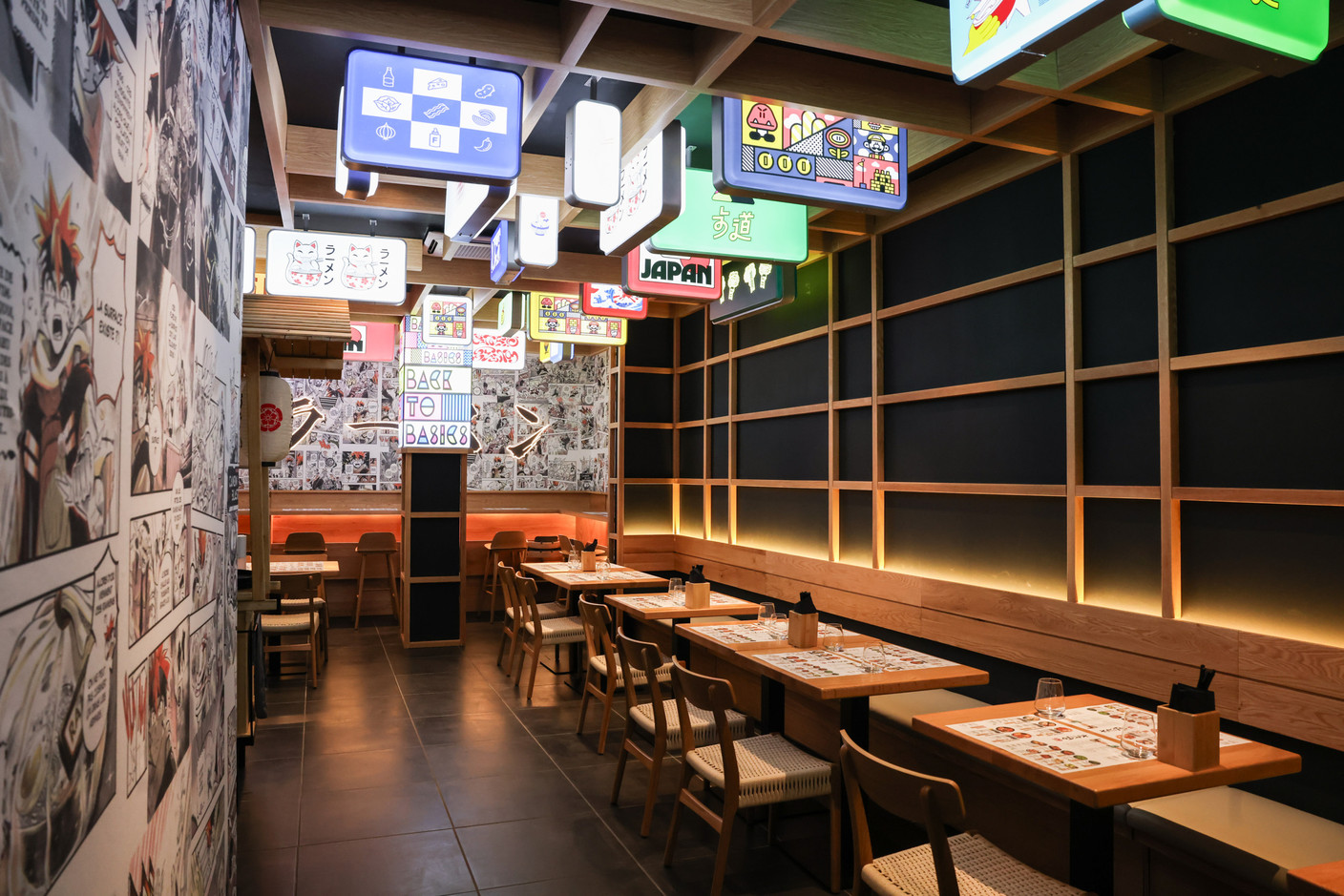 À l’intérieur, la décoration est immersive, entre manga et enseignes de rue. (Photo: Marie Russillo/Maison Moderne)