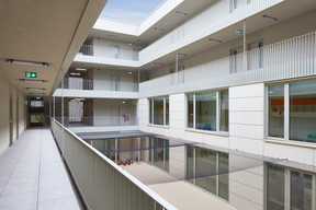 Les étages sont occupés par des logements pour jeunes, tandis que le rez-de-chaussée est dédié à une crèche. ((Photo: Palladium Photodesign))