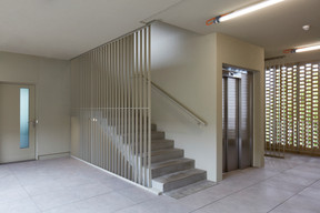 Les circulations verticales sont naturellement aérées grâce à la façade en briques. ((Photo: Palladium Photodesign))