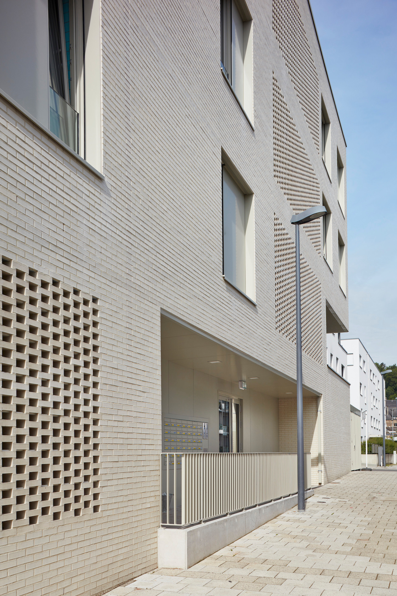 La résidence présente une façade en briques qui permet une aération naturelle des parties communes. (Photo: Palladium Photodesign)