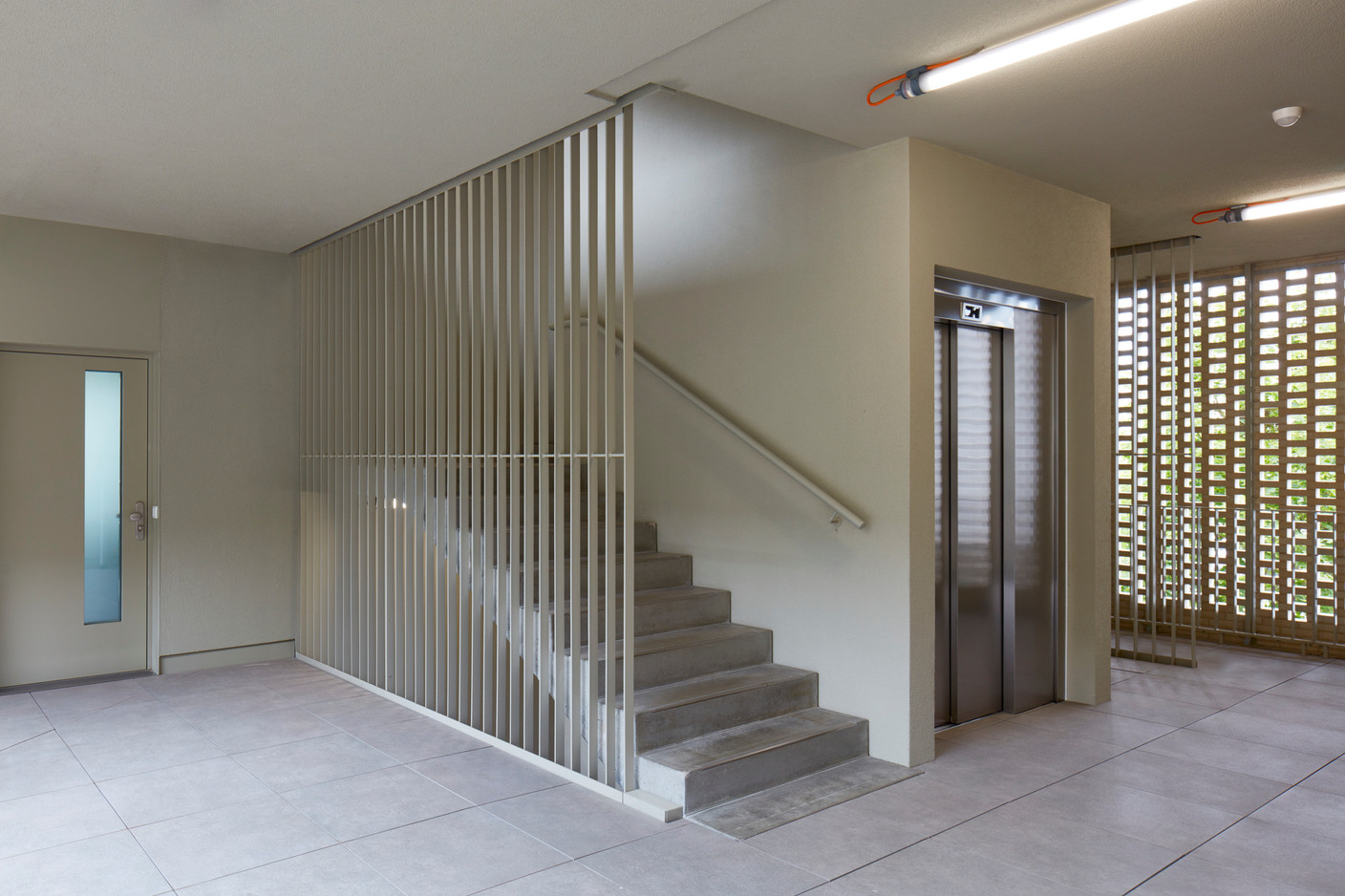 Les circulations verticales sont naturellement aérées grâce à la façade en briques. (Photo: Palladium Photodesign)
