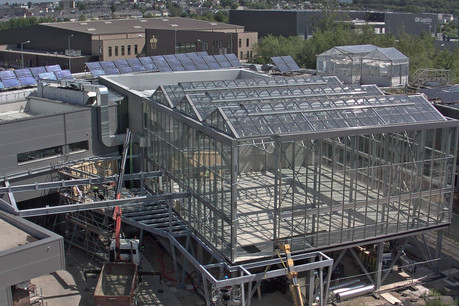 Sur le toit du restaurant de l’IFSB, une serre haute de deux niveaux a été construite. (Photo: IFSB)