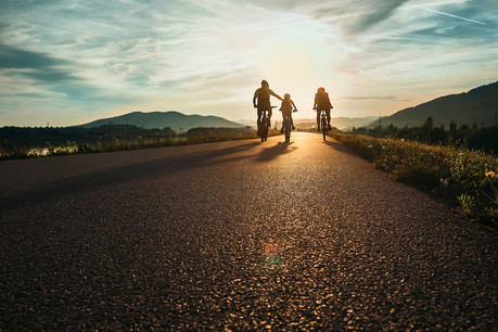 Tels des «Peau d’âne» des temps modernes, les randonneurs et cyclistes pourront être suivis par leurs bagages sans en subir le poids. (Photo : Shutterstock)