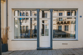 L’immeuble de Creutz & Partners dispose d’un rez-de-chaussée avec une vitrine, offrant ainsi une belle visibilité vers la rue. (Photo: Tom Jungbluth)