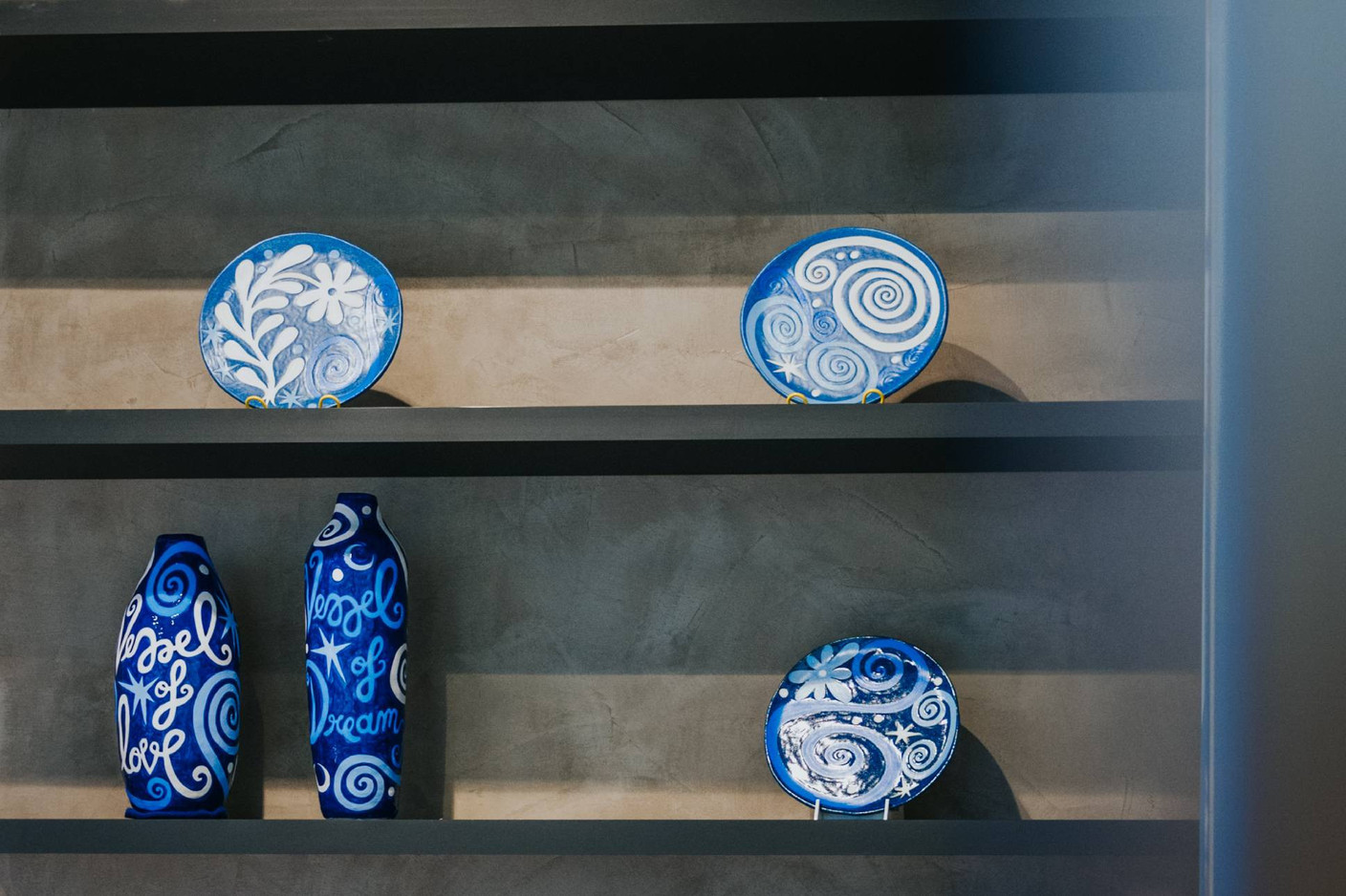 L’artiste profite de cette visibilité pour présenter ses vases et pièces de plus grand format. (Photo: Tom Jungbluth)