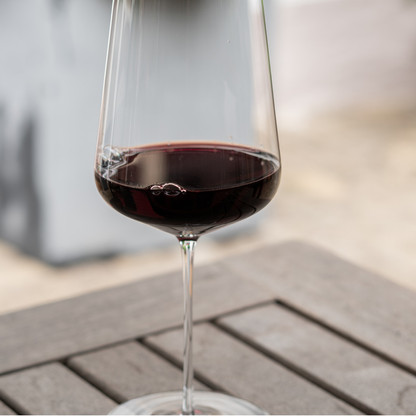 La quantité de vin servie dans un verre a toute son importance.  Wengler Châteaux & Domaines 