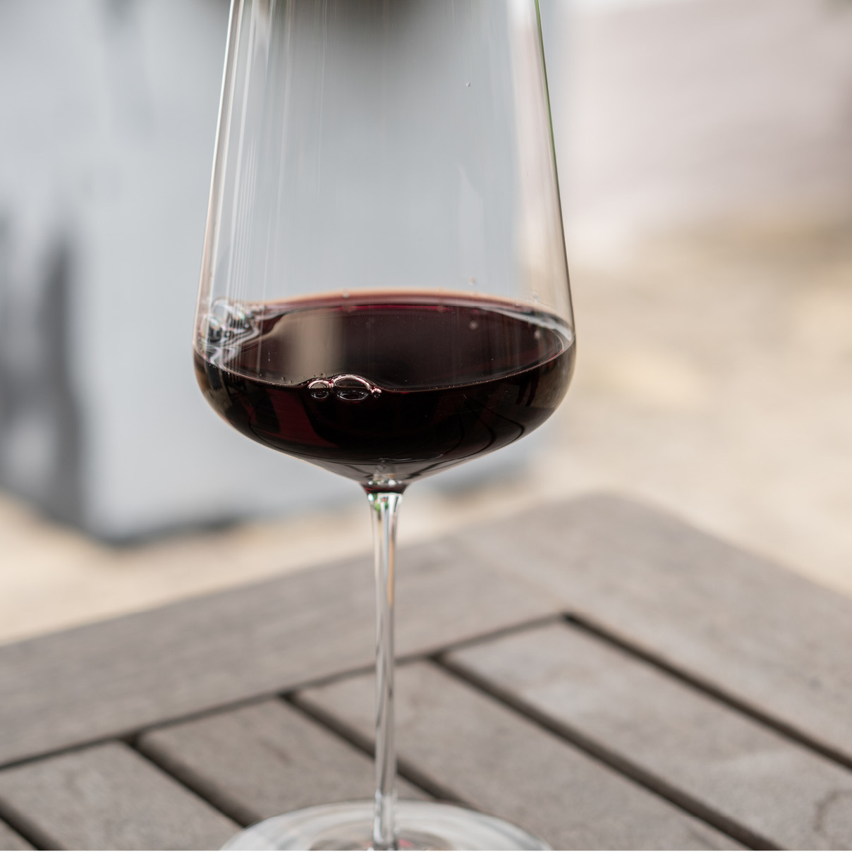 La quantité de vin servie dans un verre a toute son importance.  Wengler Châteaux & Domaines 