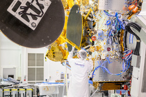 After the wiring, the assembly of the axes on which the reflectors will be deployed, essential parts. (Photo: Thales Alenia Space)