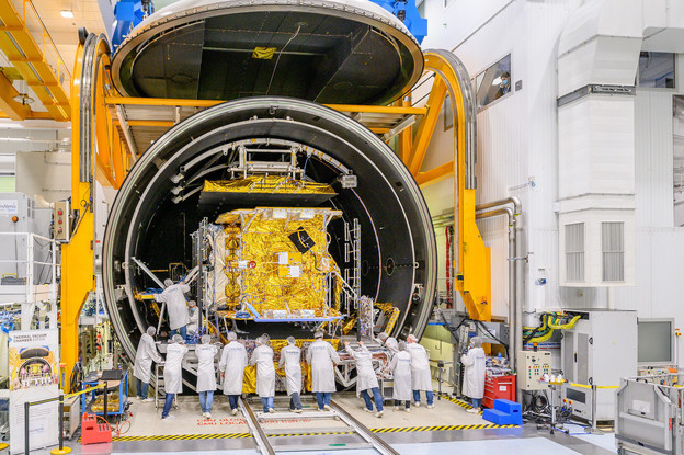Comme ici, dans la chambre à vide thermique, les tests se terminent pour SES-17, qui sera expédié à Kourou, en Guyane, la semaine prochaine, pour un lancement dans la nuit du 22 au 23 octobre et une mise en service en juin 2022. (Photo: Thales Alenia Space)