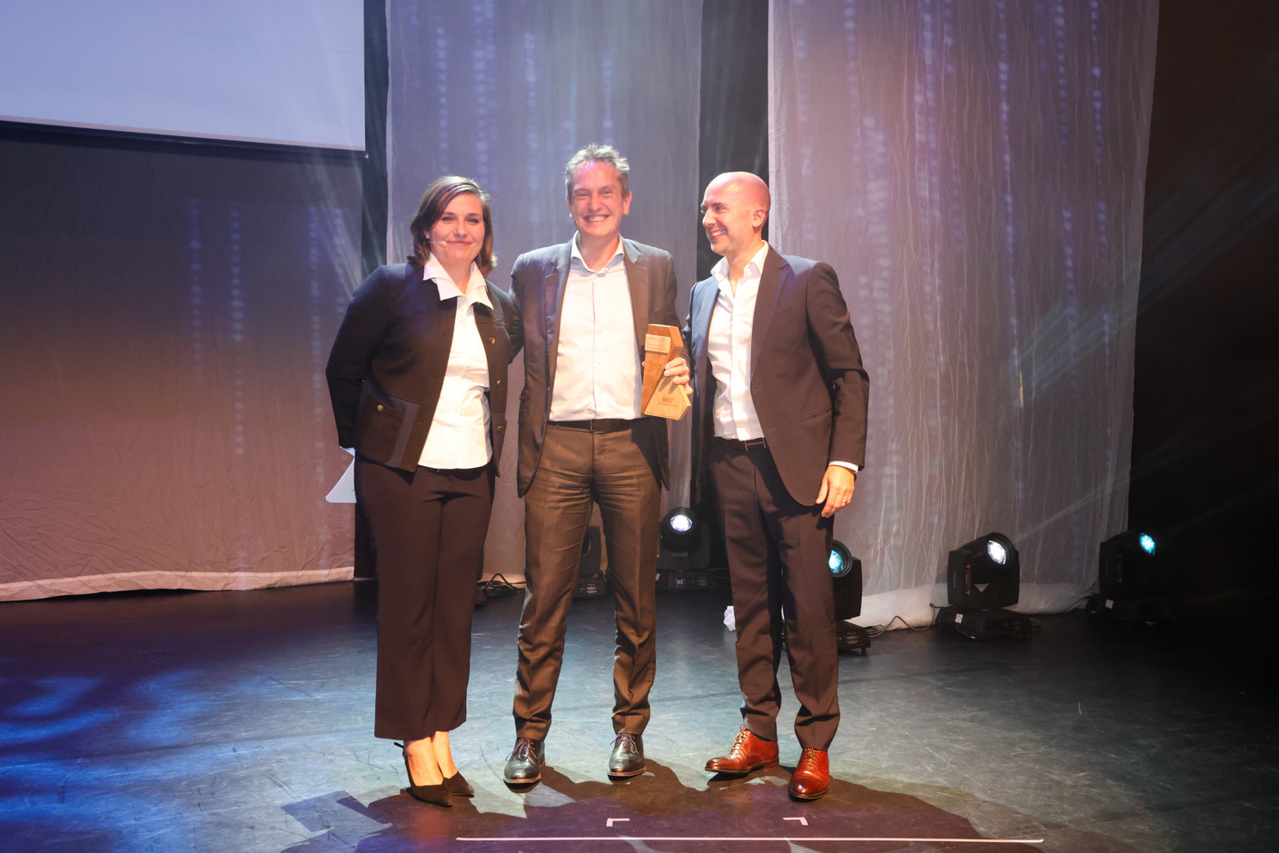 Céline Coubray (Paperjam Architecture + Real Estate), Geoffroy Bertrand (Besix Red) and Tehdi Babigeon (Inowai). Photo: Eva Krins / Maison Moderne