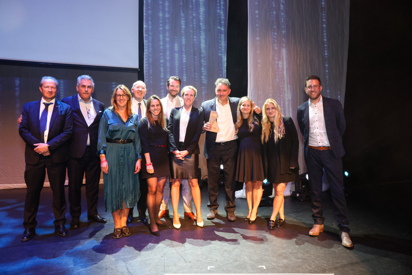 Laurent Ternisien (BNP Paribas Real Estate), the winning team from the Catella Elithis Energy Positive Fund (Catella Residential) and Geoffrey Castagna (Inowai). Photo: Eva Krins / Maison Moderne