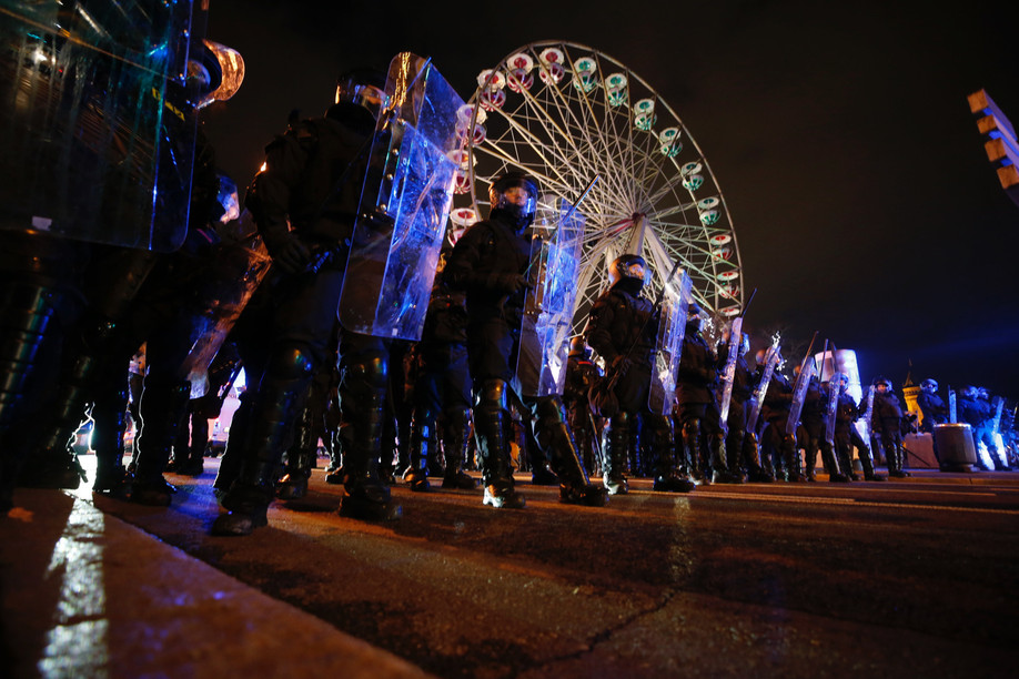 As some groups moved into the city centre, Christmas markets were temporarily closed. (Photo: Guy Wollf/Maison Moderne)