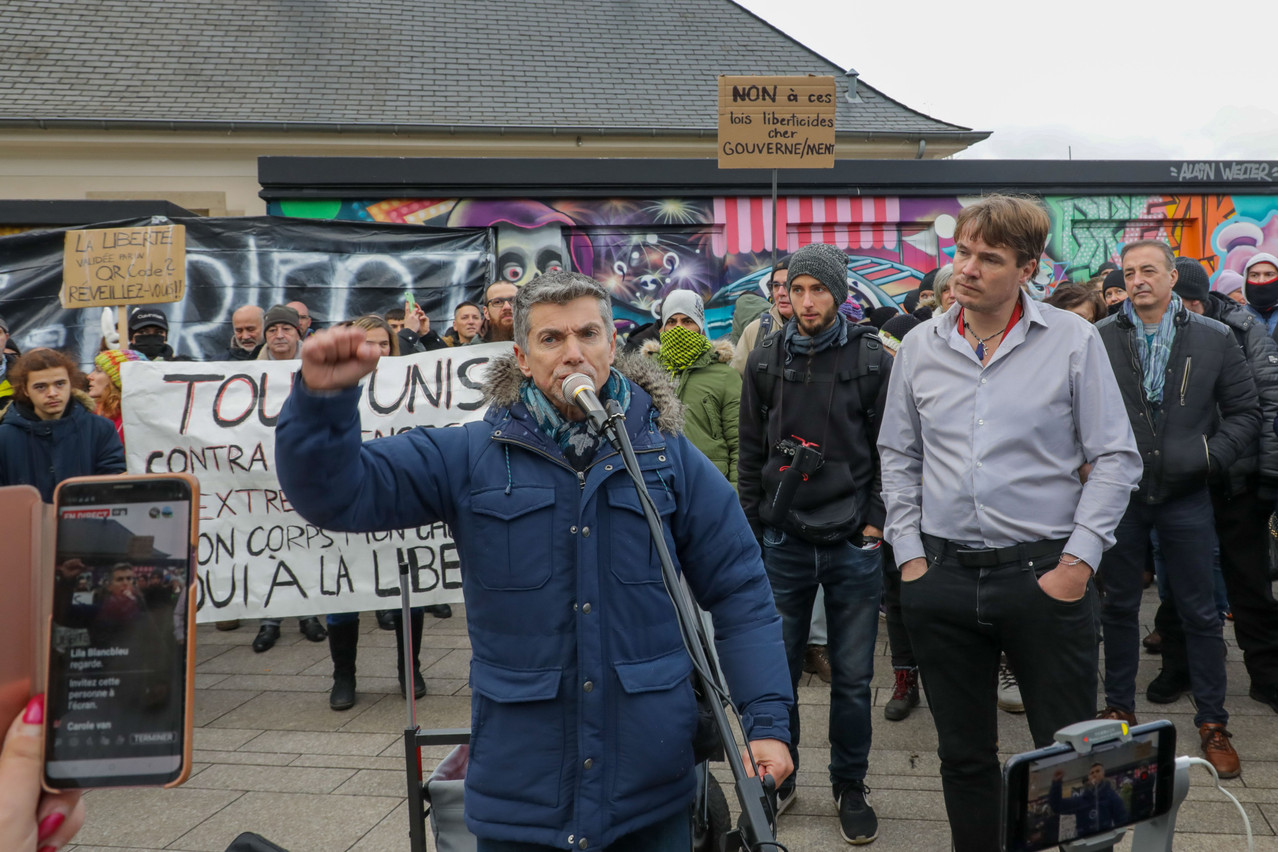 Several speakers took it in turns to harangue the crowd. (Photo: Luc Deflorenne/Maison Moderne)