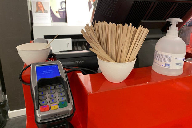 Des sticks en bois sont proposés pour faire son code secret sans contact. (Photo: Paperjam)