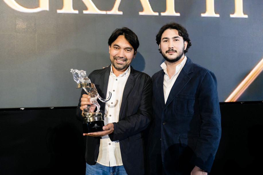Le Snow Leopard Panavision Award for Best Cinematography, ainsi qu’une bourse Panavision Camera Package de 45.000 dollars, ont été décernés au directeur de la photographie Zhanrbek Yeleubek pour le drame kazakh Bauryna Salu. Le réalisateur Askhat Kuchinchirekov et le producteur Dias Feld l’ont accepté lors de la soirée de clôture du Asian World Film Festival au Culver Theater le 21 novembre à Culver City, en Californie. (Photo: Greg Doherty 2024/Getty Images for Asian World Film Festival)