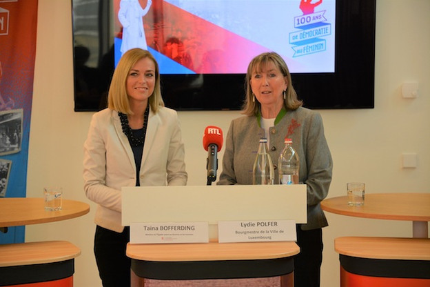 Taina Bofferding et Lydie Polfer, une ministre et une bourgmestre, deux femmes pour donner le coup d’envoi du centenaire du suffrage universel. (Photo: Mega)
