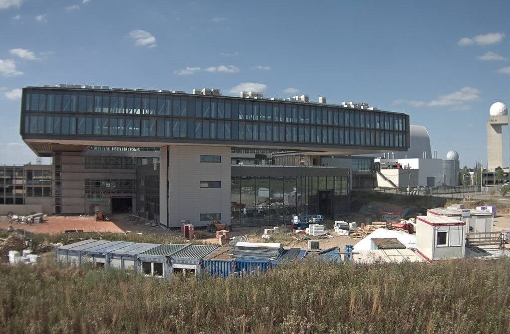 Le futur siège se dresse dans le prolongement du hall de maintenance de Cargolux au bout du tarmac du Findel. Lux-airport
