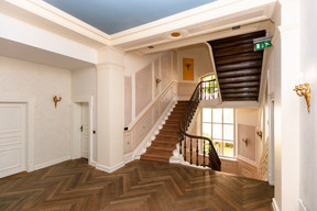 L’espace du premier étage abrite aujourd’hui plusieurs bureaux séparés, bien que la disposition des lieux montre clairement que l’espace était à l’origine destiné à un usage privé. ((Photo: Romain Gamba/Maison Moderne))