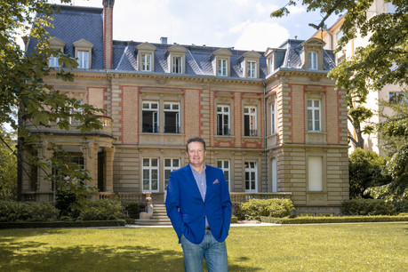 Le CEO d’East-West United Bank, Sergey Pchelintsev, devant l’entrée arrière de la Villa Foch. (Photo: Romain Gamba/Maison Moderne)