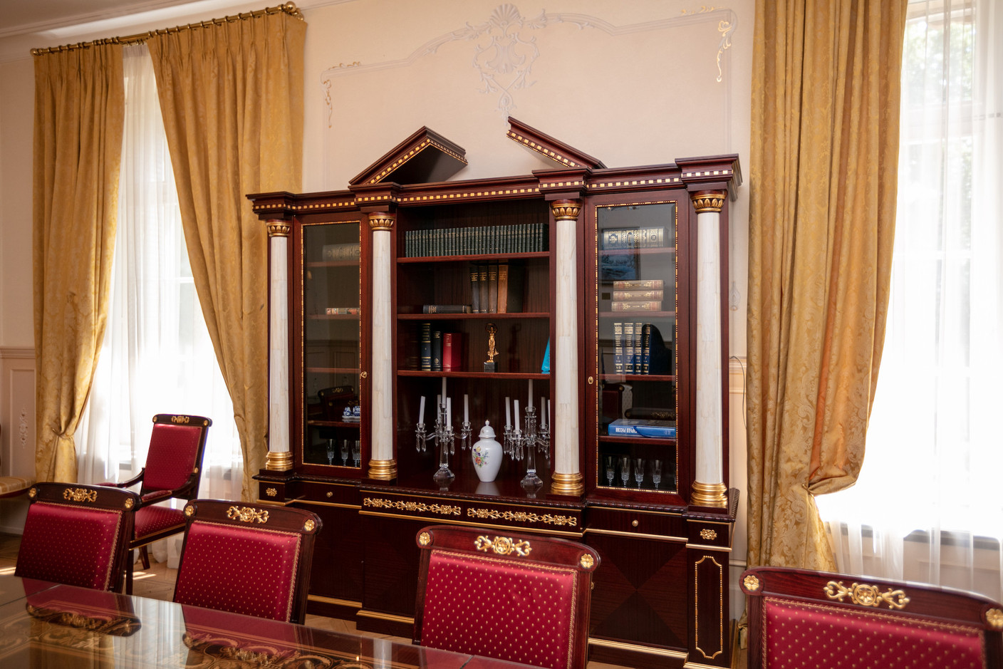L’EWUB s’est efforcée de trouver des meubles et des matériaux historiques, par exemple pour les rideaux, assortis à la villa. (Photo: Romain Gamba/Maison Moderne)