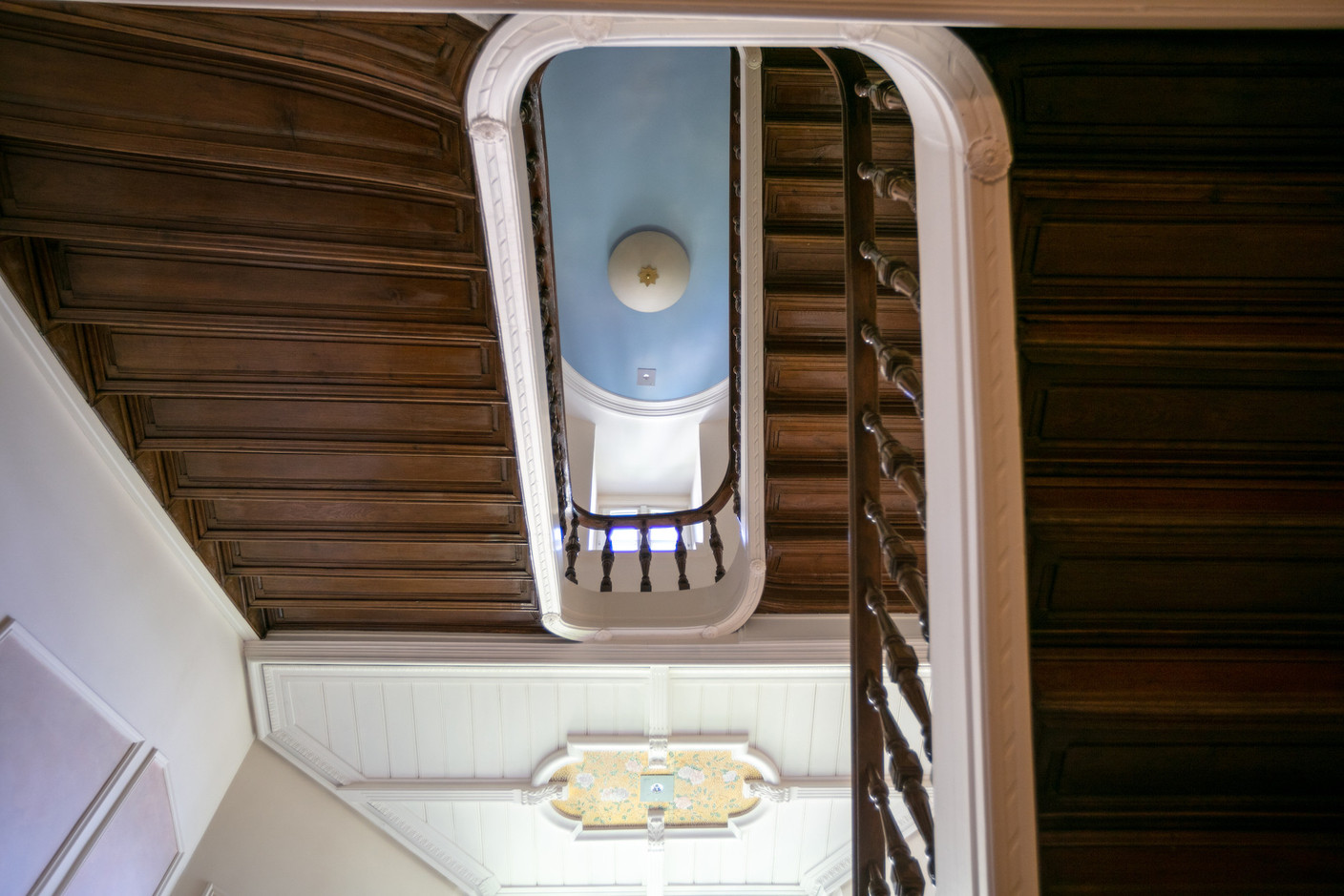 Vue de l’escalier depuis le rez-de-chaussée. (Photo: Romain Gamba/Maison Moderne)