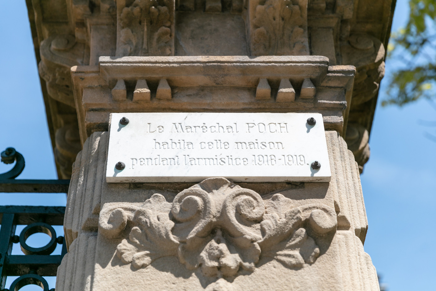 La plaque près du portail faisant référence au Maréchal Foch. (Photo: Romain Gamba/Maison Moderne)