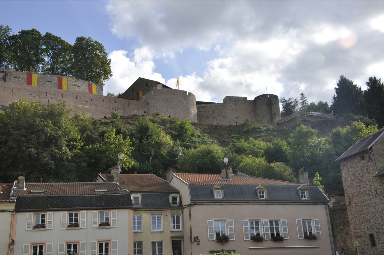 Le château domine la petite ville «balnéaire», car un établissement thermal y a existé au 19e siècle. (Photo: Shutterstock)