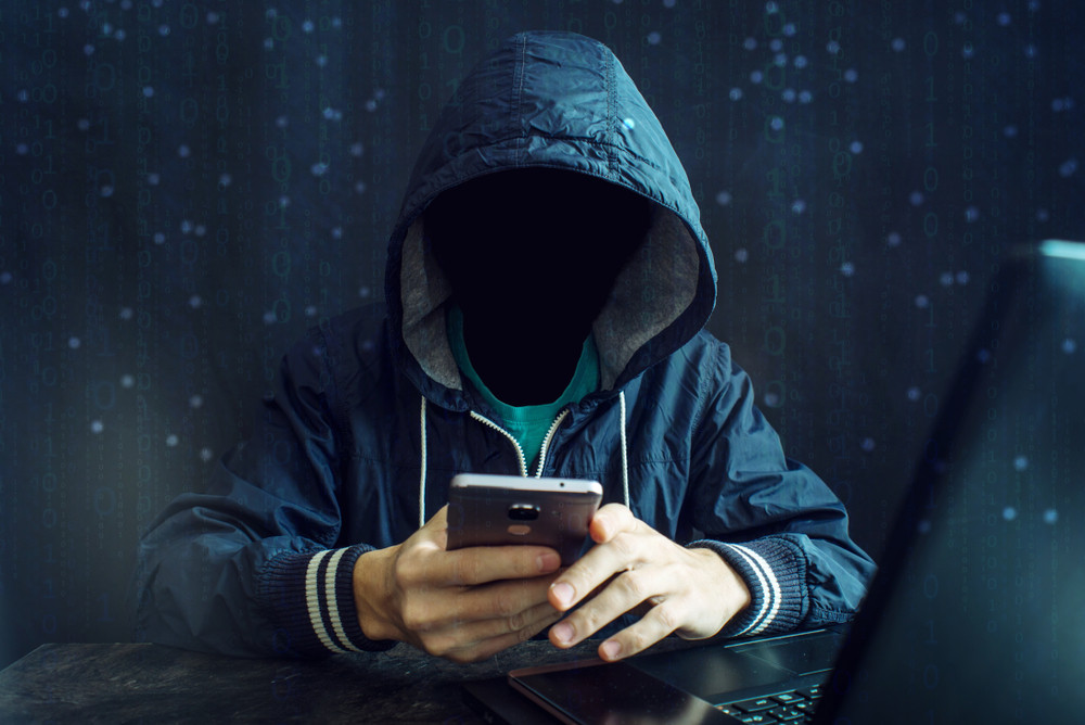 Certains cybercriminels appellent votre opérateur mobile en usurpant votre identité, prétendent que votre carte SIM est endommagée ou perdue, et demandent à ce que votre ligne soit portée sur une nouvelle carte. (Photo: Shutterstock)