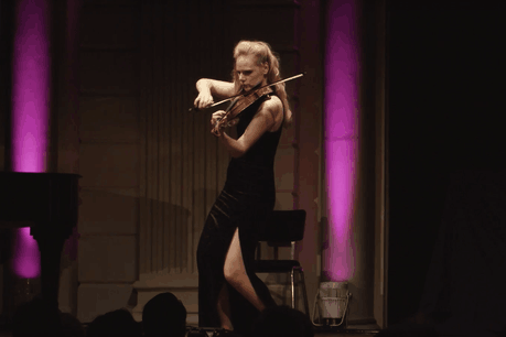 Simone Lamsma sera sur la scène de la Philharmonie ce mardi. (Photo: Capture d’écran / Youtube / Simone Lamsma)