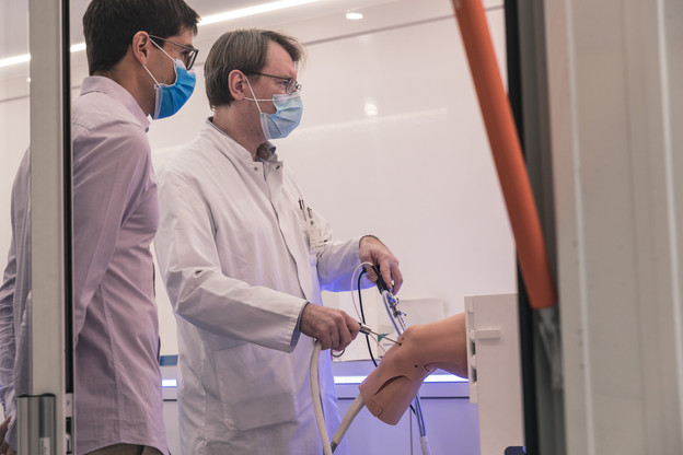 Deux Luxembourgeois, Claude Hoeltgen (Virtamed) et Romain Seil (CHL), autour d’une technologie révolutionnaire de réalité mixte pour préparer les chirurgiens aux opérations du ménisque. (Photo: Virtamed)