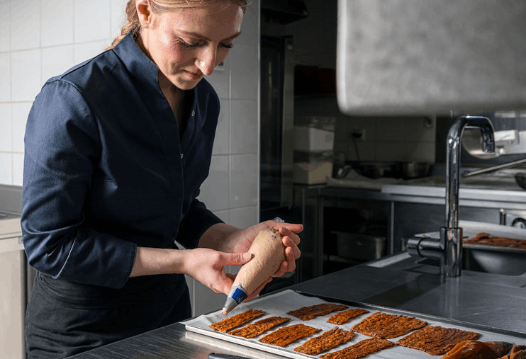 Margaux Escafignoux Sisley x SixSeven