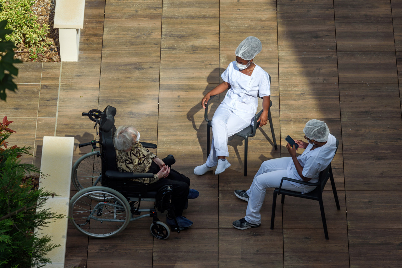 214 des 528 foyers de contamination détectés en France sont des établissements de soins ou de vie de personnes âgées. (Photo: Shutterstock)