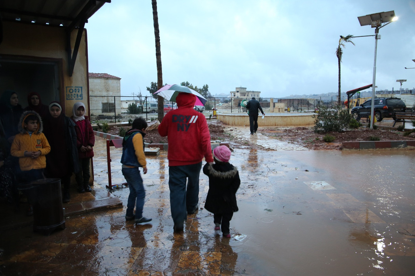Le froid, la pluie et parfois la neige ne facilitent pas le travail des secours.   (Photo: Syrian Association for Relief and Development, SARD)