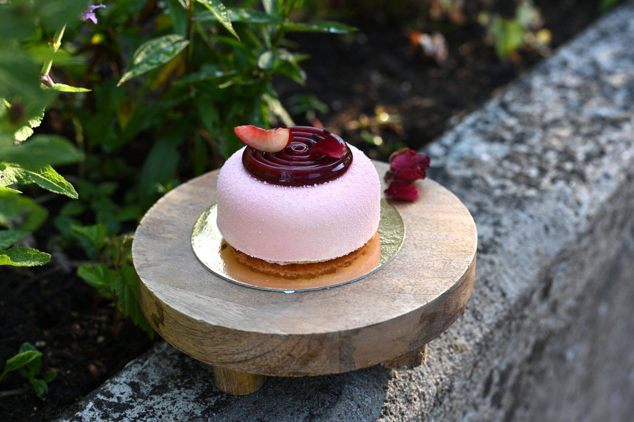 La pâtissière Carole Goerend a proposé la pâtisserie Sakura. (Photo: GIE Luxembourg @ Expo 2025 Osaka)