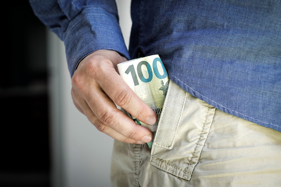 64% of Luxembourg residents have at least one €100 note in their wallet. (Photo: Shutterstock)