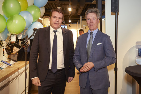 L’inauguration officielle du nouvel Espace Post à La Belle Étoile à Bertrange a eu lieu en présence de Claude Strasser, directeur général de Post Luxembourg, et Laurent Schonckert, administrateur-directeur du groupe Cactus. (Photo: Post Luxembourg / Eric Devillet)