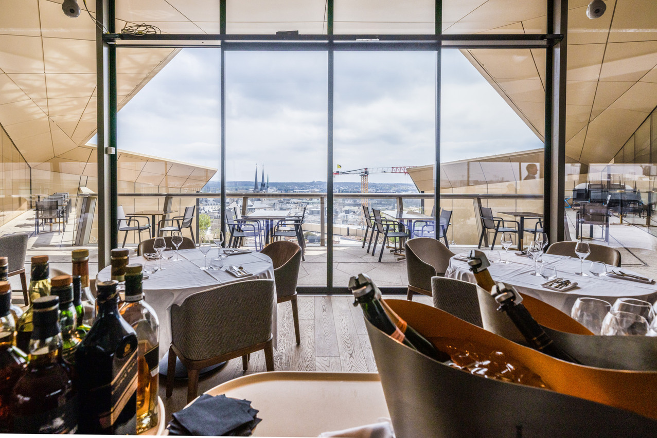 Un des grands atouts du restaurant SixSeven est incontestablement sa vue exceptionnelle sur les toits de Luxembourg-ville. (Photo: Guy Wolff/Maison Moderne)