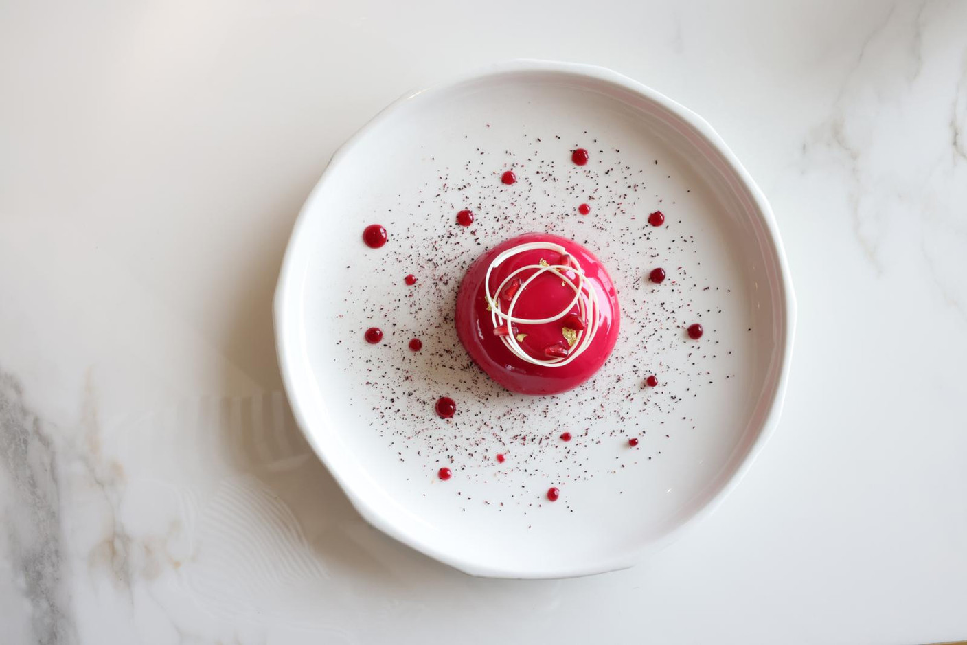 La légèreté et la fraîcheur de l’entremet à la grenade. (Photo: Marie Russillo/Maison Moderne)