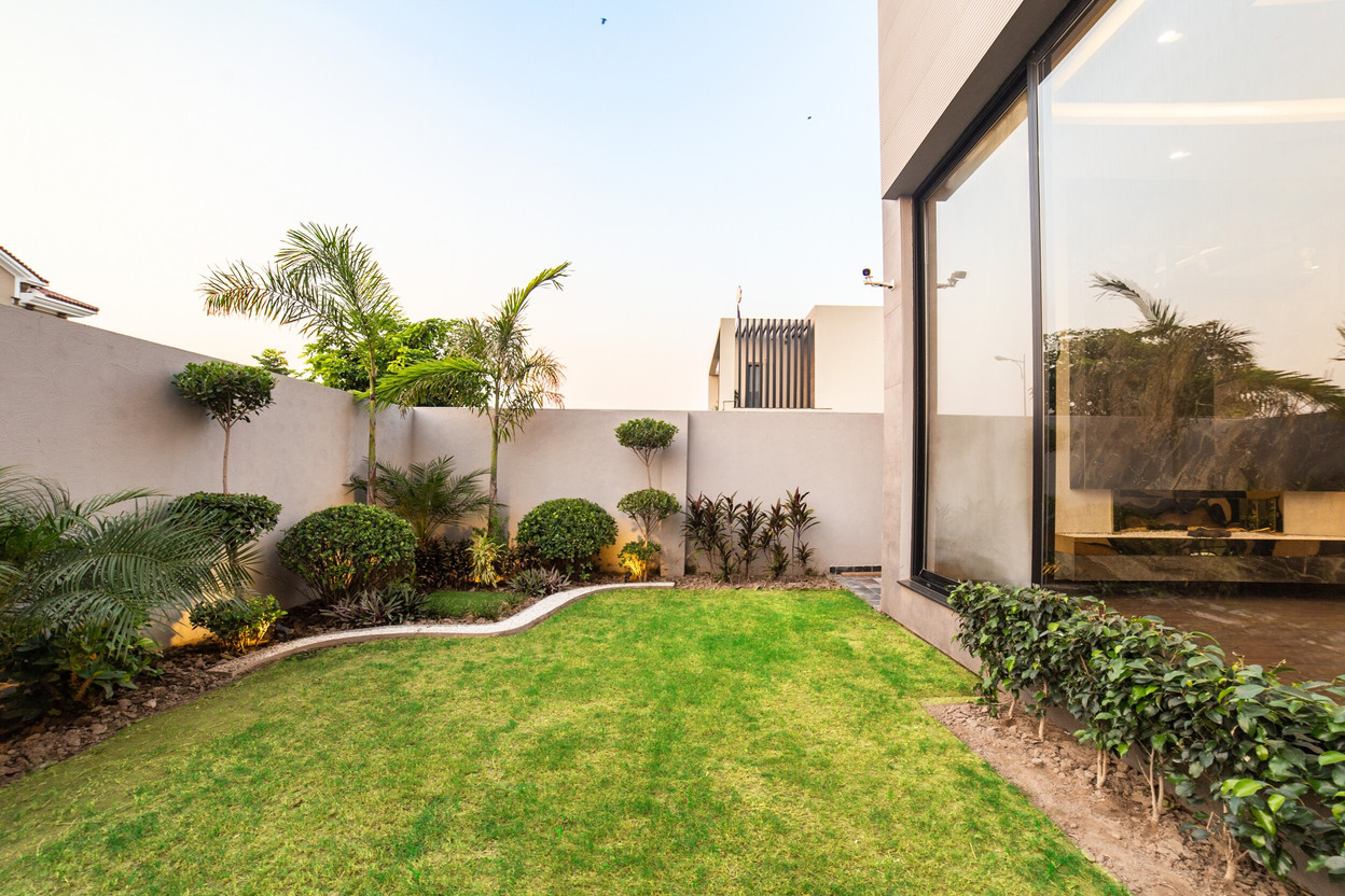 A house with a garden ranks lower down the list of priorities, after size, price, parking space and natural light. A private garden is sought after by 56% of respondents. (Photo: Shutterstock)