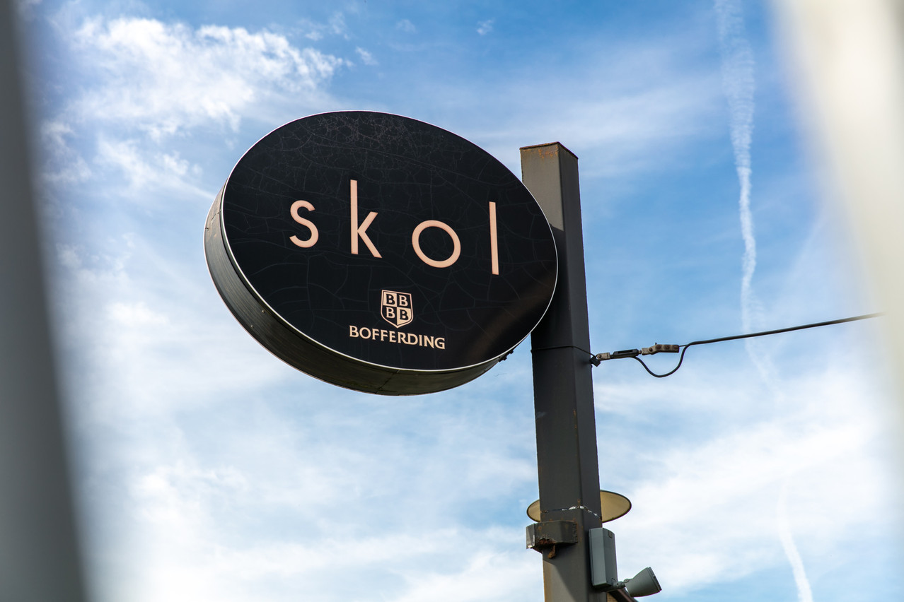 Même si l’établissement avait périclité, le nom Skol a continué à se dresser fièrement sur la route d’Arlon…  (Photo: Romain Gamba/Maison Moderne)
